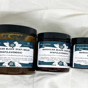 K&ouml;nnte beinhalten: Drei Gl&auml;ser mit marokkanischer schwarzer Seife mit Lavendel. Die Gl&auml;ser sind mit dem Produktnamen, den Zutaten und der Gr&ouml;&szlig;e beschriftet. Die Gl&auml;ser stehen auf einer wei&szlig;en Oberfl&auml;che mit Lavendelbl&uuml;ten.