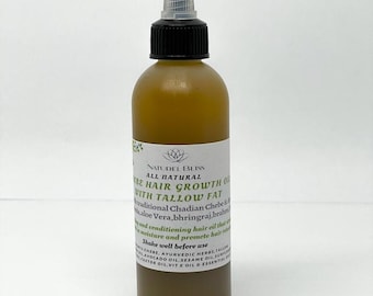 Può includere: Una bottiglia di vetro marrone con un tappo nero e un'etichetta bianca che recita "NATUREL BLISS ALL NATURAL BE HAIR GROWTH OIL WITH TALLOW FAT". L'etichetta include anche un elenco di ingredienti, tra cui Chebe, Aloe Vera, Bhringraj, Brahmi ed erbe ayurvediche. La bottiglia è appoggiata su una superficie bianca.
