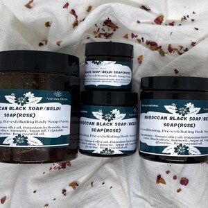 K&ouml;nnte beinhalten: Drei Glasbeh&auml;lter mit marokkanischer schwarzer Seife mit Rosen&ouml;l. Die Beh&auml;lter sind mit "Marokkanische schwarze Seife/Beldi Seife (Rose)" beschriftet und listen die Zutaten auf: Trester&ouml;l, Kaliumhydroxid, Rosenwasser, schwarze Oliven, Kurkuma, Argan&ouml;l, pflanzliches Glycerin, Rosen&ouml;l.