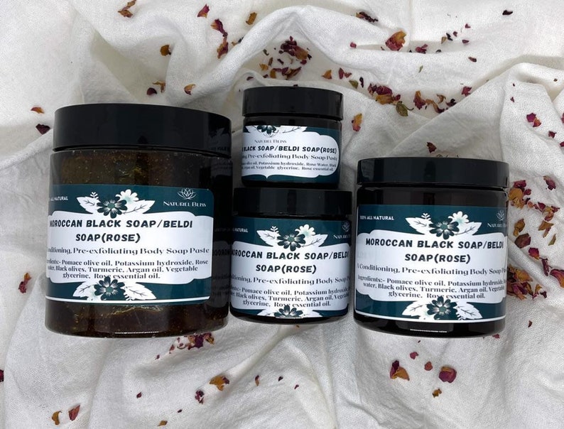 K&ouml;nnte beinhalten: Drei Glasbeh&auml;lter mit marokkanischer schwarzer Seife mit Rosen&ouml;l. Die Beh&auml;lter sind mit "Marokkanische schwarze Seife/Beldi Seife (Rose)" beschriftet und listen die Zutaten auf: Trester&ouml;l, Kaliumhydroxid, Rosenwasser, schwarze Oliven, Kurkuma, Argan&ouml;l, pflanzliches Glycerin, Rosen&ouml;l.