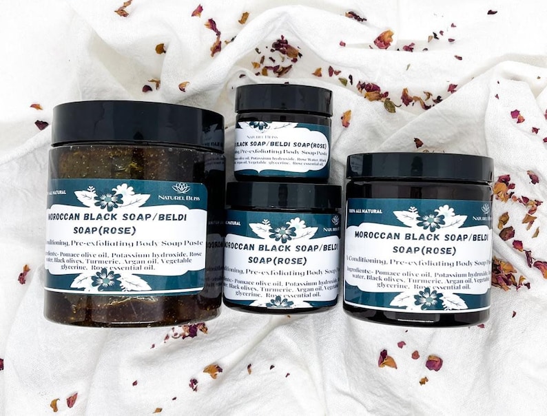 K&ouml;nnte beinhalten: Drei Glasbeh&auml;lter mit marokkanischer schwarzer Seife mit Rosen&ouml;l. Die Beh&auml;lter sind mit "Marokkanische Schwarze Seife/Beldi Seife (Rose)" beschriftet und listen die Inhaltsstoffe auf:  Trester&ouml;l, Kaliumhydroxid, schwarze Rosenoliven, Kurkuma, Argan&ouml;l, pflanzliches Glycerin, Rosen&ouml;l.
