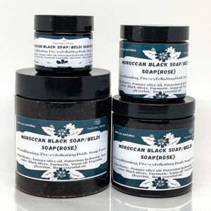 K&ouml;nnte beinhalten: Drei Gl&auml;ser marokkanischer schwarzer Seife mit Rosen&ouml;l. Die Gl&auml;ser sind mit "Marokkanische schwarze Seife/Beldi Soap (Rose)" beschriftet und listen die Zutaten auf: Trester&ouml;l, Kaliumhydroxid, Rosenwasser, schwarze Oliven, Kurkuma, Argan&ouml;l, pflanzliches Glycerin, Rosen&ouml;l.