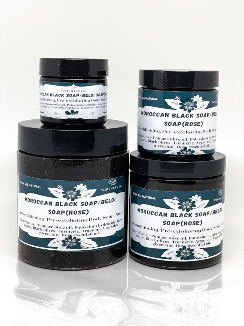 K&ouml;nnte beinhalten: Drei Gl&auml;ser marokkanischer schwarzer Seife mit Rosen&ouml;l. Die Gl&auml;ser sind mit "Marokkanische schwarze Seife/Beldi Soap (Rose)" beschriftet und listen die Zutaten auf: Trester&ouml;l, Kaliumhydroxid, Rosenwasser, schwarze Oliven, Kurkuma, Argan&ouml;l, pflanzliches Glycerin, Rosen&ouml;l.