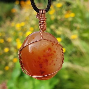 カーネリアンワイヤーラップネックレス、カーネリアンワイヤーラップ、オレンジカーネリアンペンダント、オレンジジェムストーンネックレス、カーネリアンジュエリー