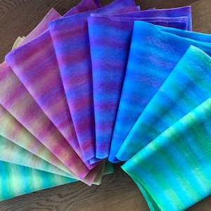 Feltro di lana a righe strette in 3 colori, adatto per piccoli lavori di cucito, feltro di lana a righe dipinto a mano. Disponibile con incrementi di 15 cm.