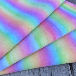 Feltro di lana arcobaleno, splendide linee colorate strette o motivi maculati, incrementi di 15 cm. Scegli tra toni pastello o vivaci.