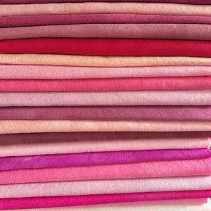 Feltro di lana tinto a mano nei toni del rosa