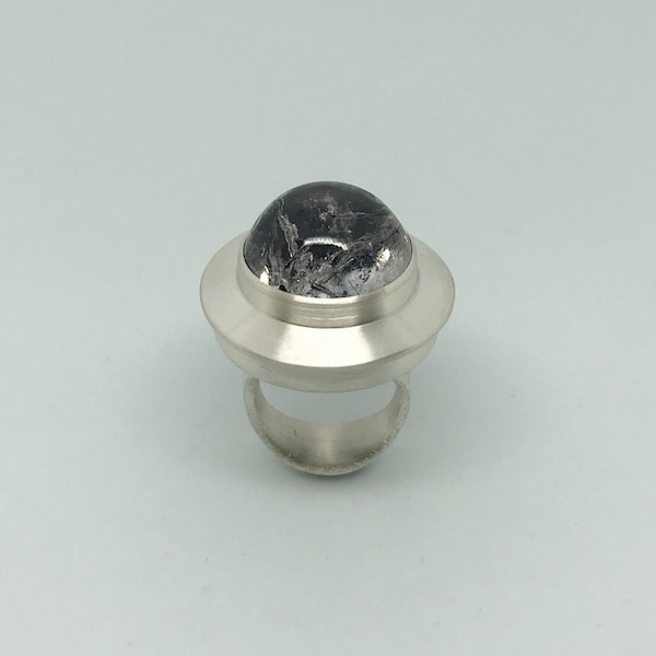 Silberring mit Turmalinquarz | naturbelassener Edelstein | Tellerring | Quarz | 925/- Silber | Handgefertigt | Goldschmiedehandwerk