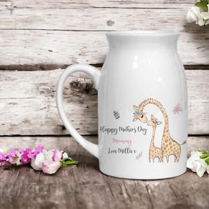 Könnte beinhalten: Weiße Keramikvase mit einer Giraffenillustration und dem Text "Happy Mother's Day Mommy Love Millie x".
