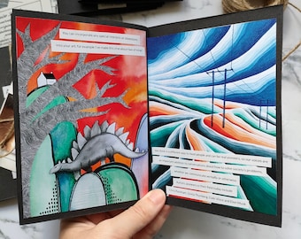 Puede incluir: Un zine en blanco y negro con una ilustración colorida de un dinosaurio en la página izquierda y una ilustración colorida de líneas eléctricas en la página derecha. El texto en la página derecha dice: "Pensamos de manera diferente a la mayoría de las personas y podemos ser verdaderos pioneros, por lo que nuestras voces son una adición importante a las conversaciones sobre cómo resolver los problemas de la sociedad, ya sea que nos comuniquemos verbalmente o de otra manera. Los pioneros autistas en su campo hoy incluyen a Chris Packham, Greta Thunberg, Dale Vince y Elon Musk."