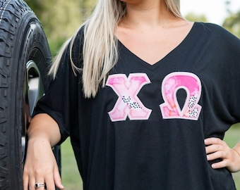 Camiseta con letras cosidas del capítulo de la hermandad excéntrica / Camiseta de cuello en V holgado de Bella Canvas / Camiseta de hermandad griega / Camisetas con letras de Big Little Family