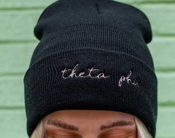 Gorro de lana con bordado de letras griegas cursivas Chasing Rainbows / Gorro de lana con arcoíris de la hermandad / Bolsa para el día de la licitación Big Little Gift