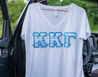 Camiseta con letras griegas cosidas del capítulo de la hermandad Tsunami / Camiseta bordada con cuello en V holgado de lona griega Bella / Camisetas con letras de Big Little Family