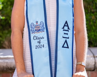 Estola angular de graduación con el escudo de la hermandad Alpha Xi Delta / Estola griega con letras griegas del año de graduación / Regalo de graduación para estudiantes de último año