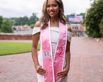 Estola puntiaguda de graduación con escudo personalizado de Delta Zeta / Estola de hermandad con graduación de la clase / Graduación universitaria de hermandad de estudiantes de último año