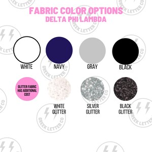 Pu&ograve; includere: Immagine che mostra le opzioni di colore del tessuto per Delta Phi Lambda. Le opzioni includono bianco, blu navy, grigio e nero, insieme a glitter bianchi, argentati e neri. Il testo indica che il tessuto glitterato ha un costo aggiuntivo.