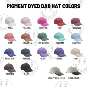 Peut inclure: Un tableau pr&eacute;sentant 15 couleurs diff&eacute;rentes de casquettes de papa teintes &agrave; la peinture. Les couleurs incluent le blanc, le rose p&acirc;le, le rose fluo, le rouge, le bordeaux, le corail, la terre cuite, le vert for&ecirc;t, l'&eacute;cume de mer, le bleu b&eacute;b&eacute;, le bleu royal, le bleu nuit, le raisin, le violet, l'ivoire, l'espresso, le noir, le pierre/vert for&ecirc;t et le pierre/noir.