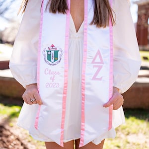 Delta Zeta Sorority Crest Graduation Angled Stole Trim / Greek Stole with Graduating Class Year Greek Letters / Senior Graduation Gift