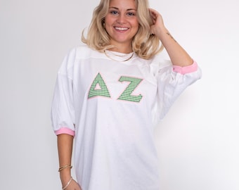 Camiseta de jersey con doble costura y letras griegas de la hermandad de guinga verde / Camisa de cuello redondo con costuras de jersey para el día de la oferta / Hermandad de letras griegas