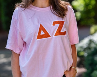 Camiseta de letra griega de hermandad con purpurina naranja / Camiseta unisex de cuello redondo en colores cómodos / Camiseta de hermandad griega / Camisetas con letras grandes y pequeñas