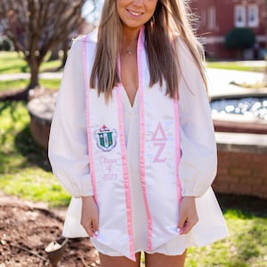 Delta Zeta Sorority Crest Graduation Angled Stole Trim / Greek Stole with Graduating Class Year Greek Letters / Senior Graduation Gift image 3