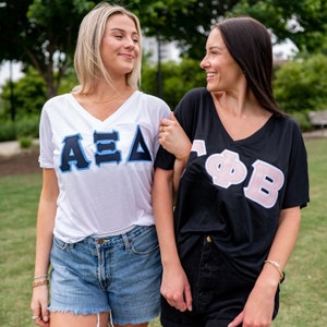 Basic Sorority Greek Letter T Shirt / Bella Canvas Slouchy V Neck / Greek Letter Sorority Double Stitched Shirt / Big Little Letters Shirts afbeelding 3