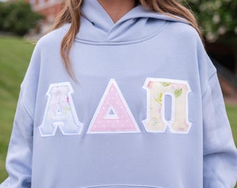 Sudadera con capucha con letras griegas de la hermandad Garden Gate, con estampado floral de tres piezas, en color, con letras grandes y pequeñas