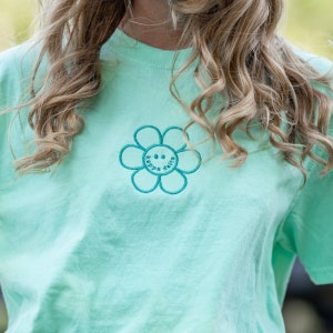 Flower Power Sorority Greek Letter Embroidered T Shirt / Comfort Colors Unisex Crew Neck T-Shirt / Greek Sorority Shirt / Big Little Shirts imagem 2