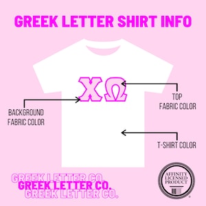 Pu&ograve; includere: T-shirt bianca con lettere greche rosa X e Omega. Il colore della maglietta &egrave; indicato, insieme ai colori del tessuto superiore e di sfondo. Il testo "GREEK LETTER SHIRT INFO" &egrave; in alto e il logo "AFFINITY LICENSED PRODUCT" &egrave; in basso.