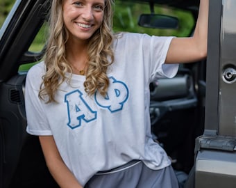 Camiseta con letras griegas cosidas del capítulo de la hermandad Marble / Camiseta holgada con cuello en V de lona Bella con letras griegas Marble / Camisetas con letras de Big Little Family