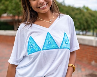 Camiseta con letras de hermandad de mujeres con flores azules hippies / Camiseta de cuello en V holgado de Bella Canvas / Camiseta de hermandad de mujeres griegas / Camisetas con letras de Big Little Family