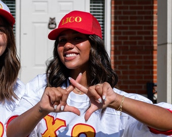 Gorra de camionero de la hermandad con letras griegas bordadas y lema LICO Chi Omega / Gorra de camionero de la hermandad / Bolsa de regalo para el día de la oferta / Gorra de camionero de la hermandad