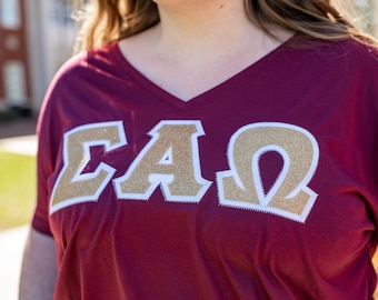 Camiseta con letras griegas del capítulo de la hermandad con purpurina dorada / Camiseta de cuello en V holgado de Bella Canvas / Camisetas con letras de Big Little Family