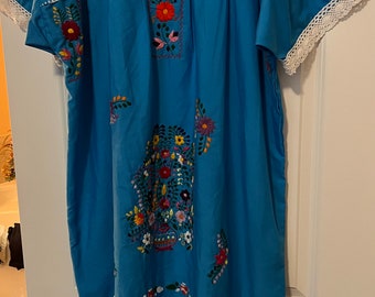Puebla Mexican Dress in Beautiful Deep Sky Blue w/White Crocheted Lace Trim at Sleeve & Hem, 2XL, FREE SHIPPING!