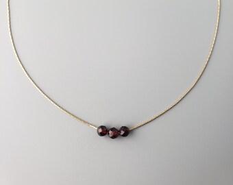 Collar minimalista de granate con cadena en capas