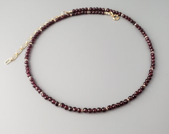 Collar de granate relleno de oro