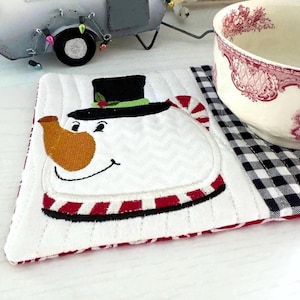 Snögubbe-tekanna-muggmatta: Maskinbroderiapplikation med ITH-motiv (5x7, 6x10)