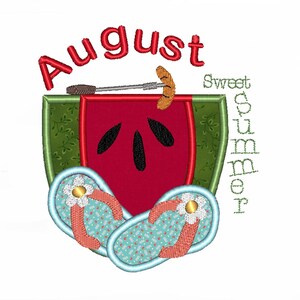 Könnte beinhalten: Gesticktes Design mit einer Wassermelone, einem Grill und Flip-Flops. Das Wort "August" ist über der Wassermelone gebogen, und "Sweet Barbecue" ist vertikal geschrieben. Sommerliches Thema.