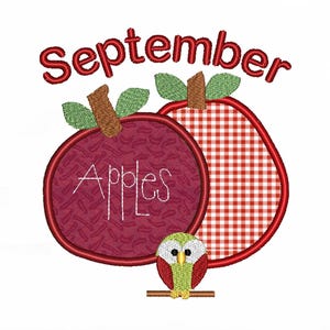 Peut inclure: Motif brodé avec deux pommes, une rouge unie et l'autre à carreaux rouges, avec le mot "Apples" et le mois "September". Un petit hibou est assis en dessous sur une branche. Le motif est sur fond blanc.