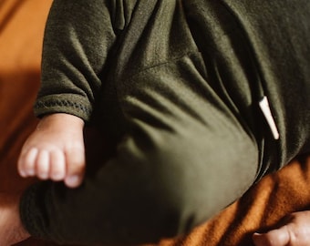 Olivgröna babyleggings för pojkar, mjuka vinterbyxor för småbarn, bekväma spädbarnskläder, neutral babyshowerpresent, storlekar för prematur till småbarn