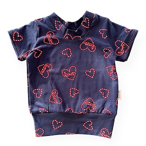 Corazones de amor en camiseta Dudis azul marino, camisetas para niños, top para niños hecho a mano, top de manga corta para fanáticos del deporte para niños, día de San Valentín para niñas y niños pequeños