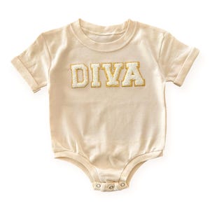 Mono de bebé Diva personalizado, body con parche de chenilla personalizado, top con letras universitarias, conjunto para niña, regalo neutro para baby shower