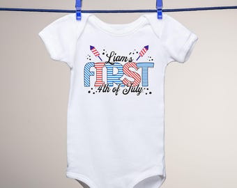 パーソナライズされた赤ちゃん用ファースト7月4日ボディスーツ、カスタムネーム入り愛国ギフトメモリアルデー新生児用オーバーオール、かわいい赤ちゃん用独立記念日アパレル
