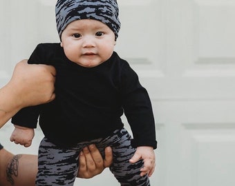 Baby Grau & Schwarz Print Leggings und Mütze Set / Kleinkind Hose und Mütze / Neugeborene Junge Coming Home Outfit / Frühchen Junge Clot