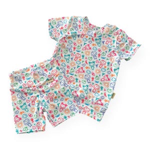 Conjunto de pantalones cortos de ciclista con garabatos escolares, camiseta y pantalones cortos hechos a mano para bebé, conjunto para recién nacido, conjunto de ropa preescolar para niños pequeños, conjunto de regalo para bebé