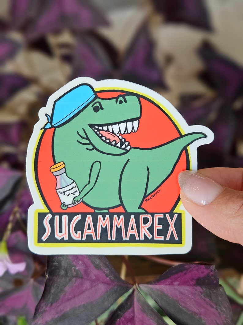Puede incluir: Un dinosaurio verde con un pa&ntilde;uelo azul sostiene una botella de "Sugammarex Vitamins" en su mano. El dinosaurio sonr&iacute;e con la boca abierta, mostrando sus dientes. La pegatina est&aacute; sobre un fondo rojo con un borde amarillo y el texto "Sugammarex" en una fuente en blanco y negro.