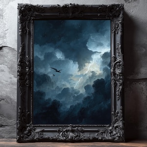 Pode incluir: Obra de arte emoldurada em uma moldura preta ornamentada, retratando um céu tempestuoso dramático com nuvens escuras e raios. A pintura apresenta uma paleta de cores escuras. A moldura está sobre uma superfície de madeira.