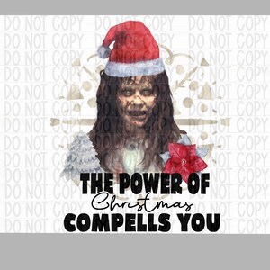 Pode incluir: Uma ilustração digital de uma mulher com um chapéu de Papai Noel vermelho e um sorriso assustador. O texto "The Power of Christmas Compels You" está escrito abaixo da imagem.