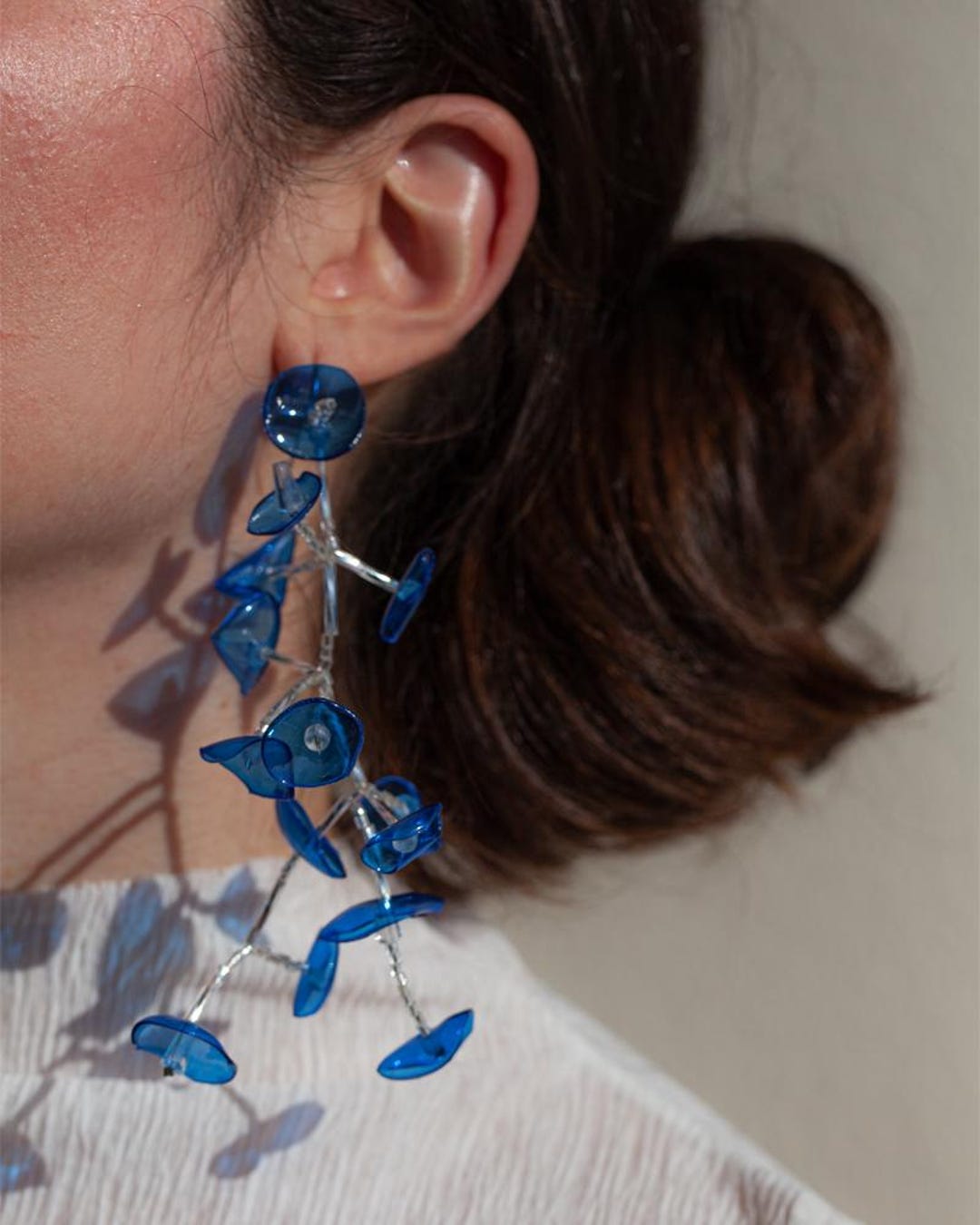 Orecchini a cerchio in argento sterling con vetro di mare blu satinato - Italia Orecchini a cerchio in argento sterling con vetro di mare blu satinato - Italia