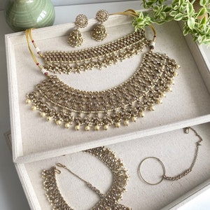 Indian bridal jewelry / gold bridal jewelry / antique gold Indian jewelry / choker set / jhumkas / Pakistani jewelry / maatha pati / desi
